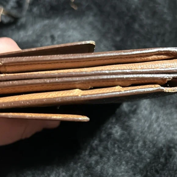 Vintage (GUC) LV wallet monogram unisex wallet 🤎 add a chain and it’s a purse